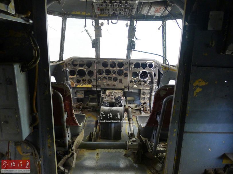 图为从前向后拍摄的直-6货舱,可见尾部的蚌式舱门