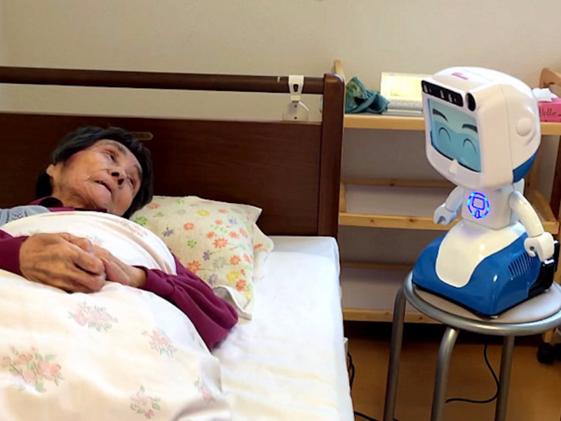 点击图片进入下一页空巢老人专用护理机器人开始进入家庭.