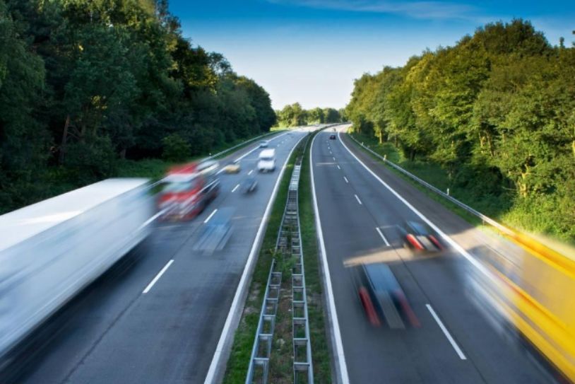 春节自驾回家,走高速公路的那一条道儿最安全?|提示