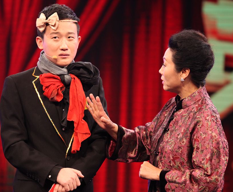 裘英俊录制电视节目时照片,图右为著名演员王丽云后记者找到了天津