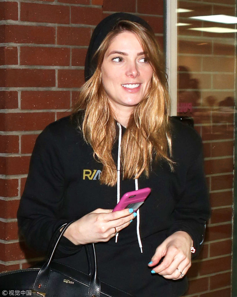 阿什丽·格林尼休闲装外出做美甲 结束后回家对镜头甜笑气质清新