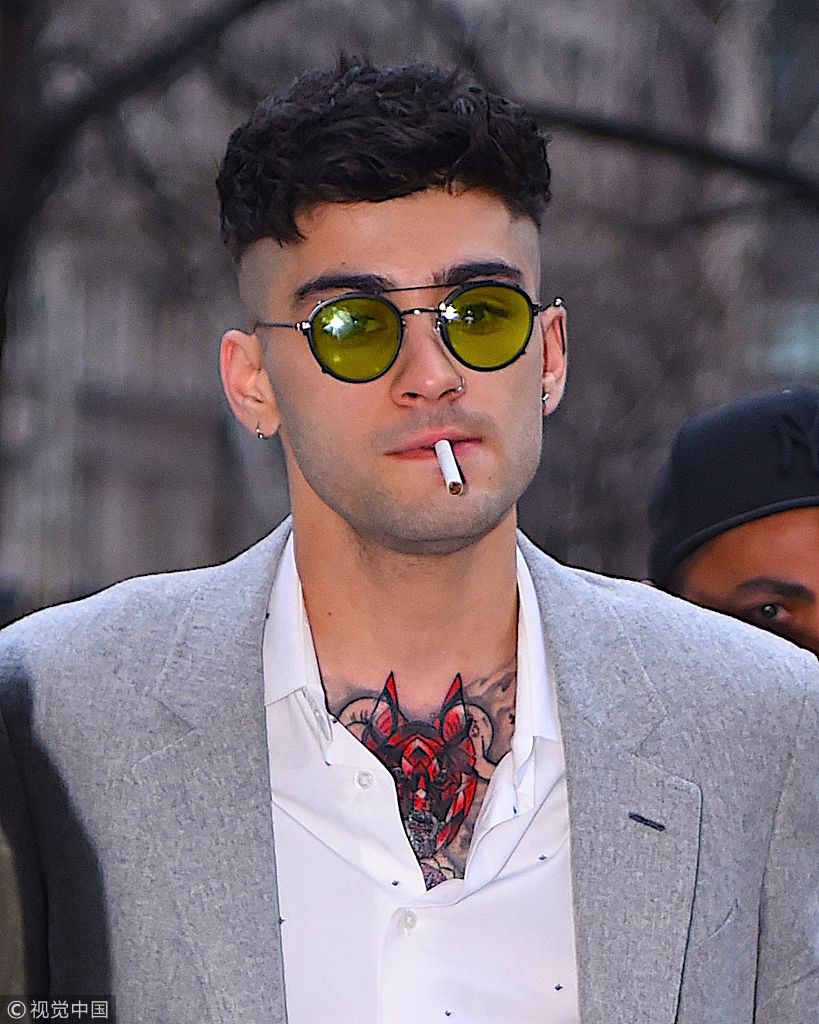 舔屏ing!"美渣"泽恩叼烟耍酷 灰色西装配"锅盖头"潮到飞起_新浪看点