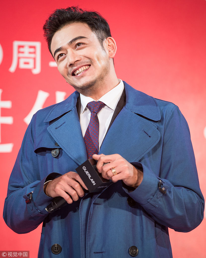 "小包总"杨烁比v卖萌表情逗趣 获粉丝拥抱帮主持人擦脸|杨烁|表情包