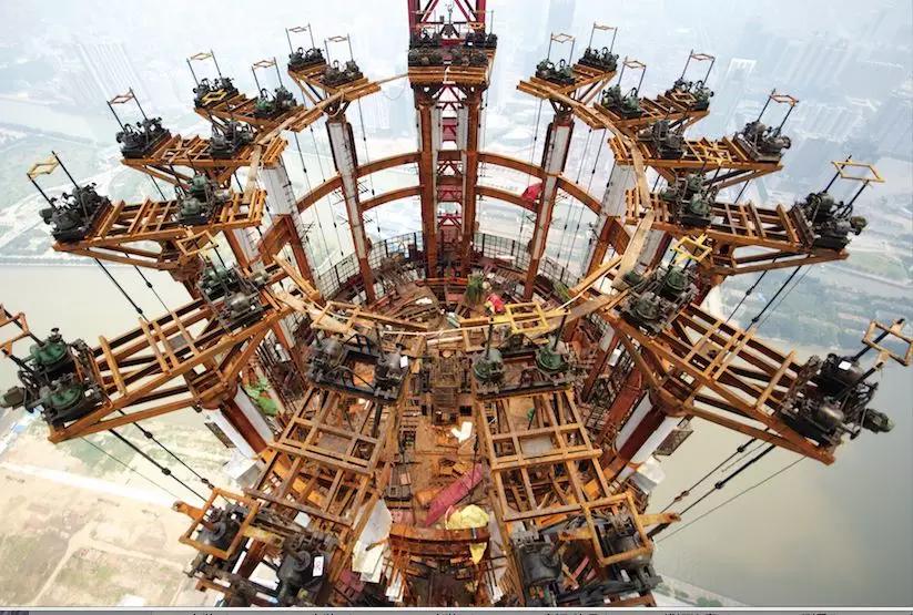 广州塔结构体系是由钢管混凝土斜柱和钢管斜撑,环杆组成的网格外筒及