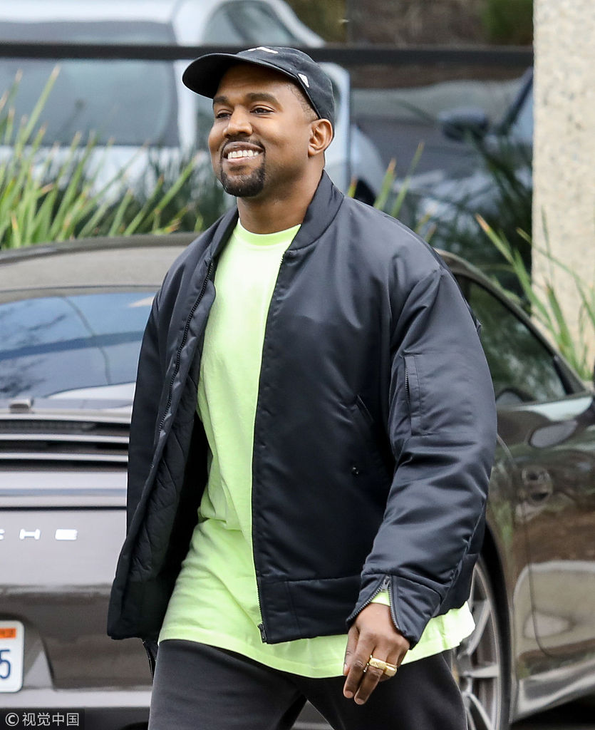 坎耶·维斯特(kanye west)面挂笑容.