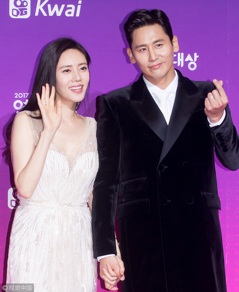 秋瓷炫跪地行礼与老公十指紧扣 韩国"跑男"sbs演艺大赏集体"逃走"