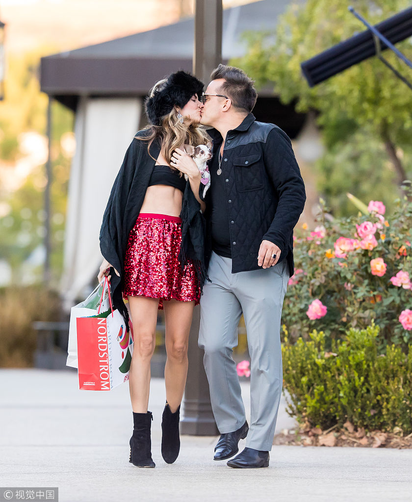 瑞秋麦考德当街与丈夫亲吻秀恩爱衣着大胆低温秀性感身材