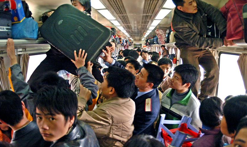 回顾历年春运第一天人潮涌动归家心切