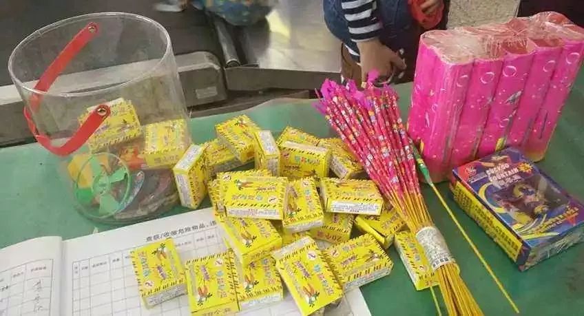 烟火制品:礼花弹,烟花,鞭炮,摔炮,拉炮,砸炮,发令纸以及黑火药,烟火剂