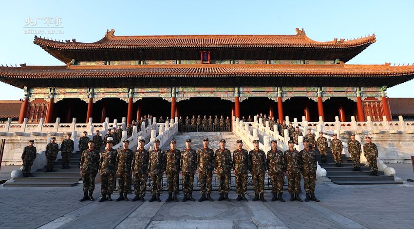 武警北京市总队天安门支队官兵祝大家新年快乐!