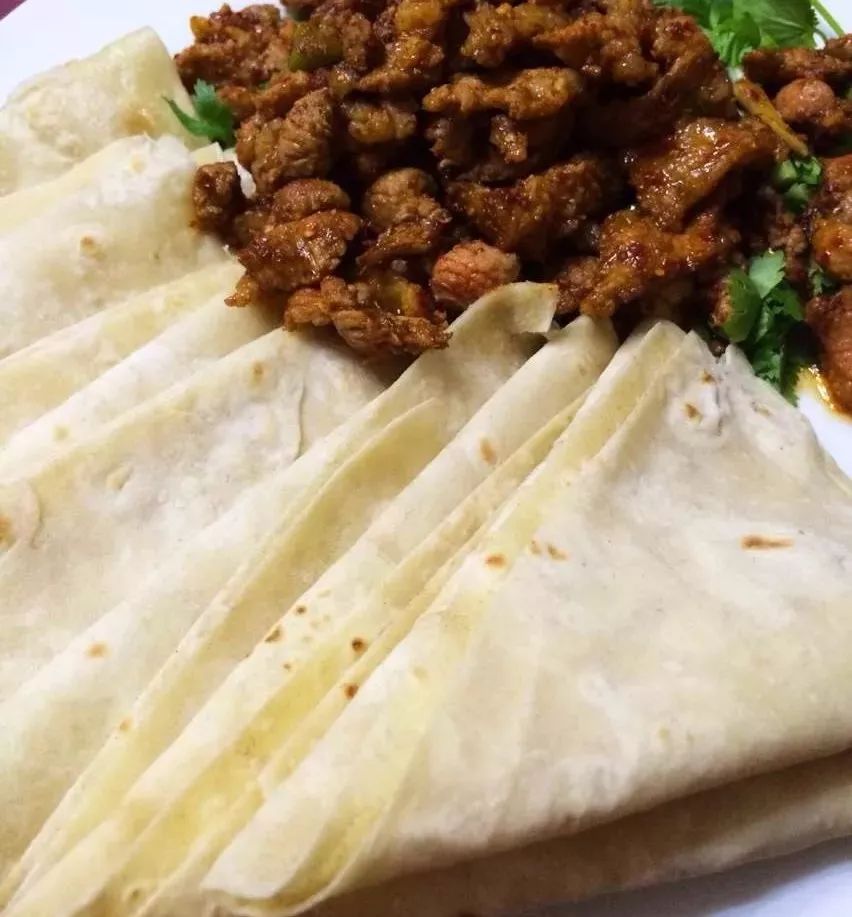 你可以用烙馍卷一切你喜欢的东西来吃,甚至是刚出锅的.