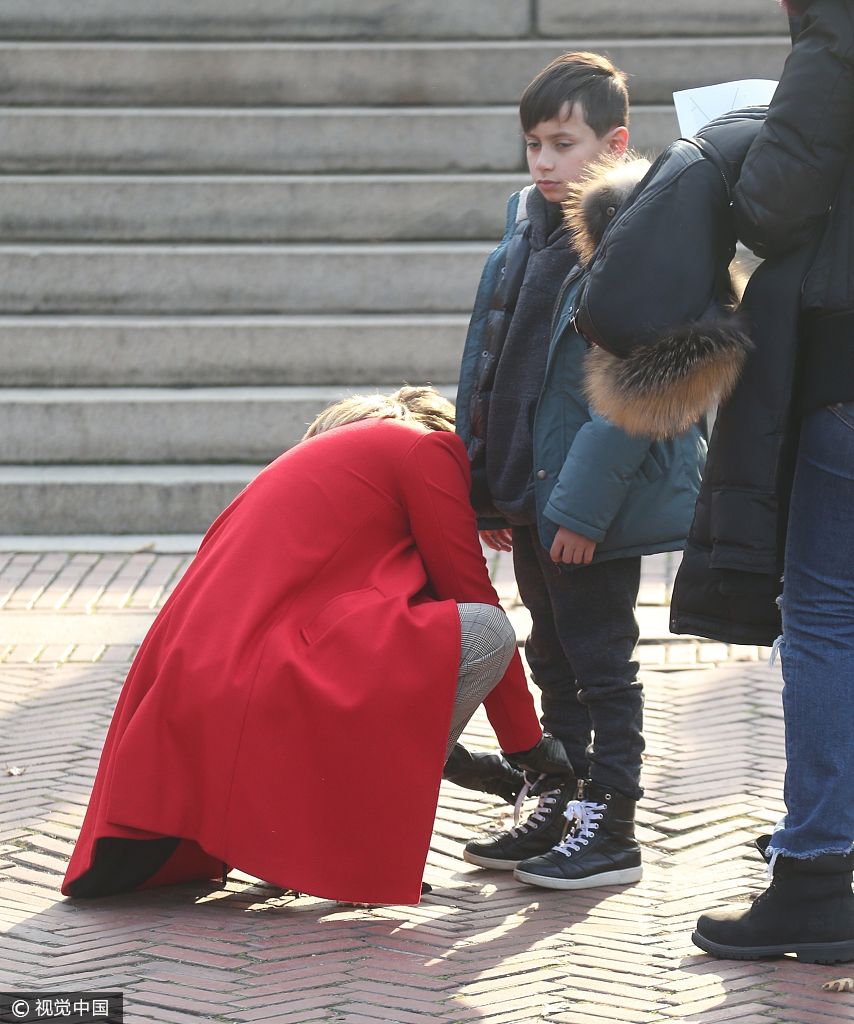 真·大牌!洛佩兹片场获工作人员穿鞋 抱胸取暖蹲地为"儿子"系鞋带