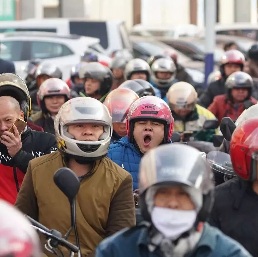 视觉| 震撼航拍!春运首日的"铁骑大军"