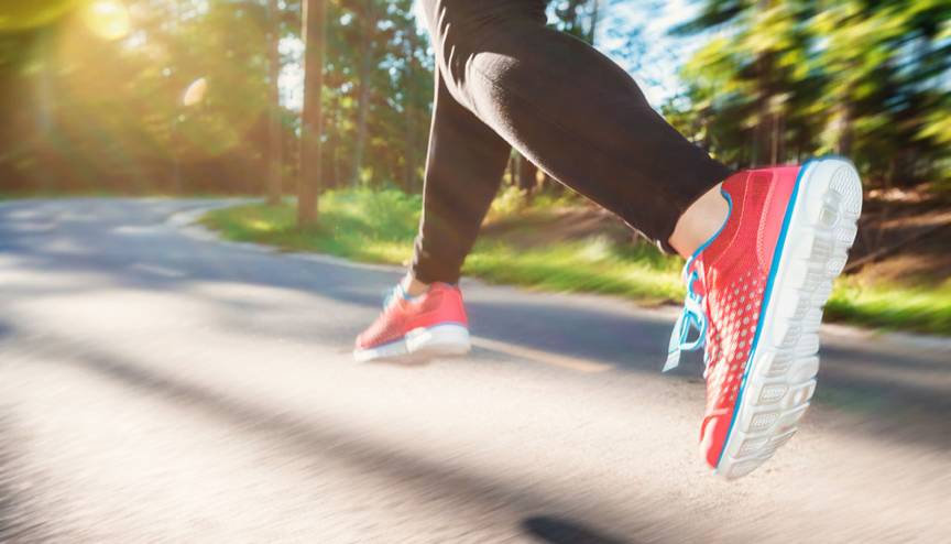 跑步时,脚步很沉怎么破?