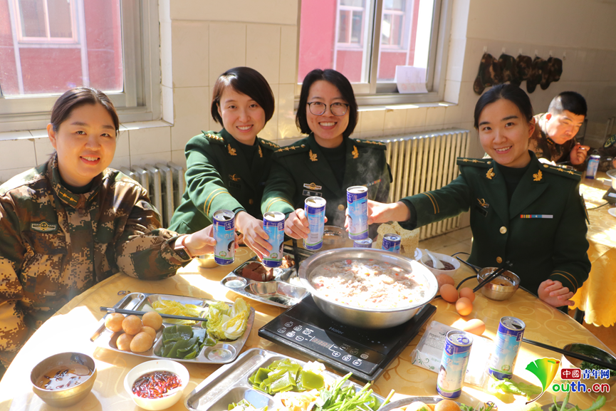 今天,这些女军官手捧鲜花“开小灶”