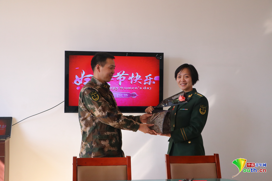 今天,这些女军官手捧鲜花“开小灶”|军官|小灶|鲜花_新浪新闻