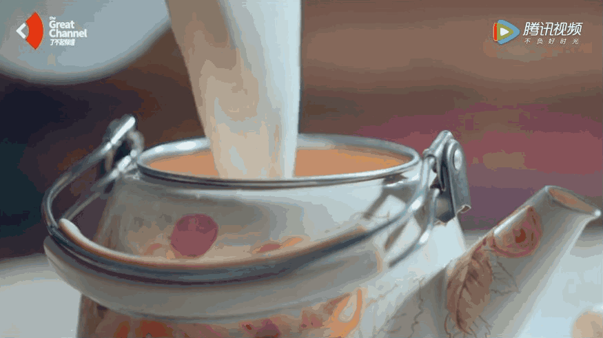 酿制酸奶酒需要大量鲜牛奶 在这个奶少的季节 为了完成妈妈酿奶酒的