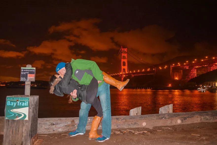 比牵手夫妇更浪漫,这对跨国恋情侣,边接吻边环游世界!