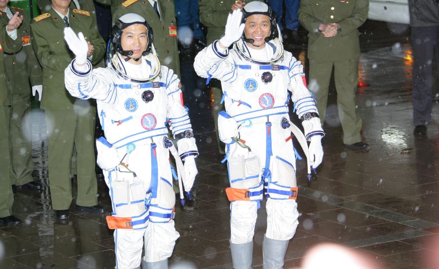 2005年10月12日,神舟六号航天员费俊龙(左),聂海胜胜利出征