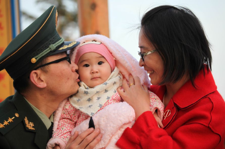 妇女能顶半边天,而她们撑起了家庭的"整个天"|军嫂|丈夫|军人_新浪