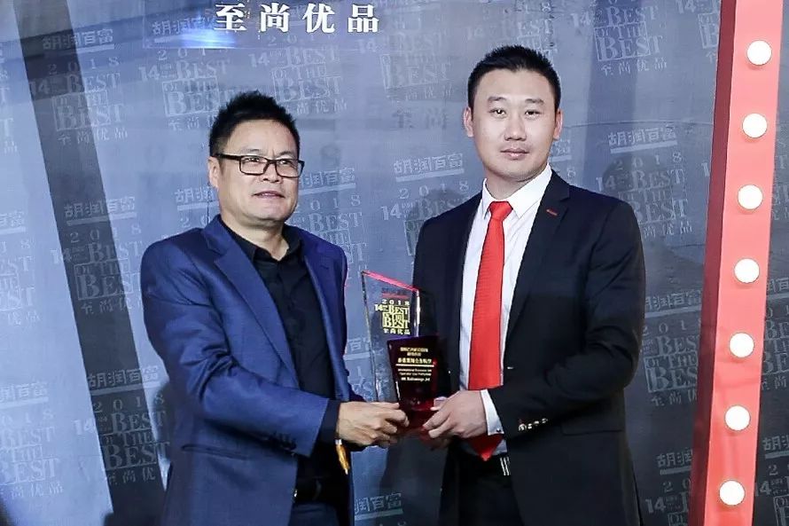 颁奖嘉宾:上海城市地产控股有限公司董事长 王张兴领奖嘉宾:香港麗翔