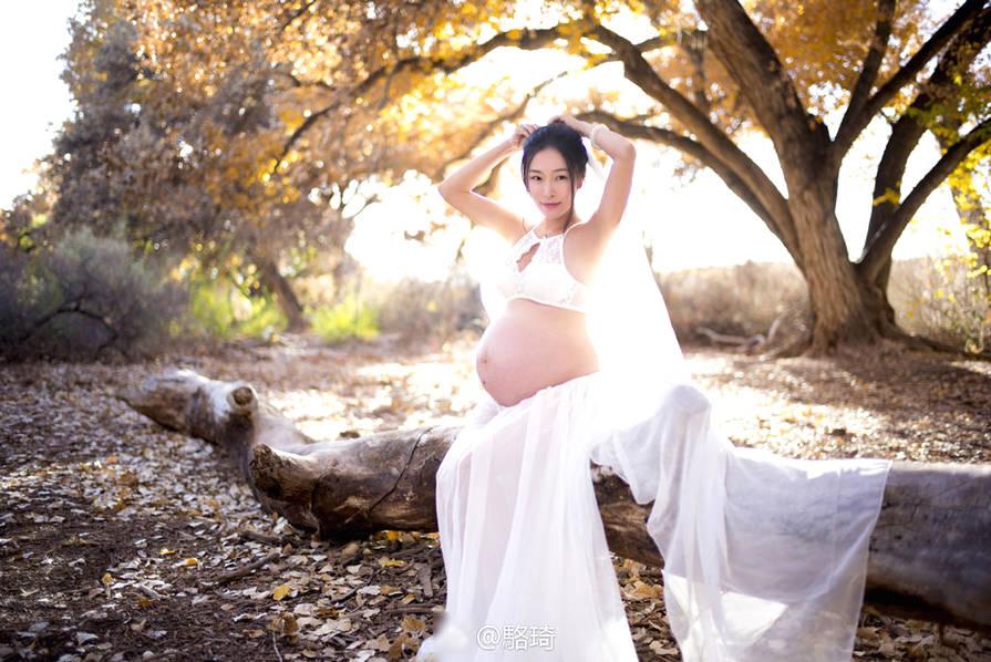 《非诚勿扰》骆琦晒二胎孕照 抱大女儿晒太阳母爱十足