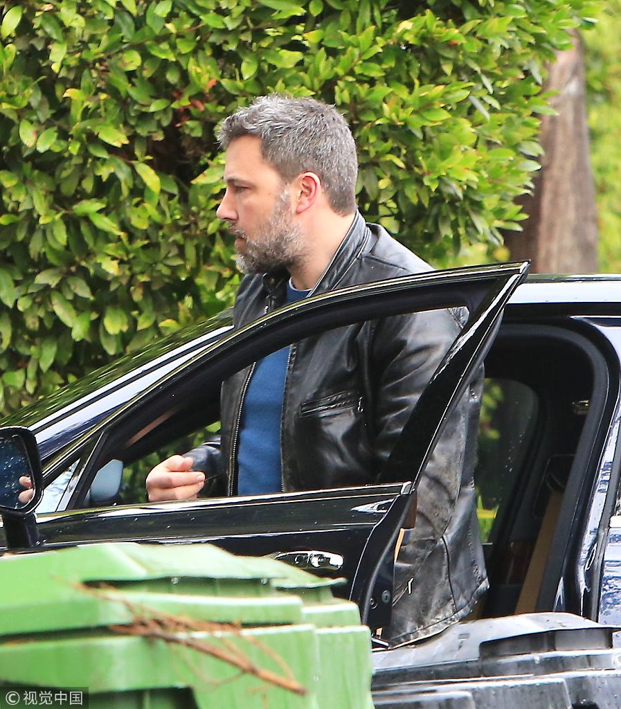 本·阿弗莱克皮衣拉风染灰发"瞬间苍老" 爱车停垃圾箱旁画美不看_新浪