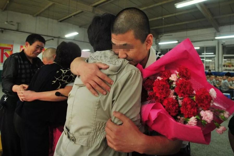 我做过十年狱警,陪过多名服刑人员回家过年 |新京报专栏|服刑人员