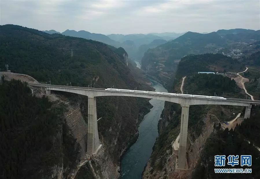 新白沙沱长江六线特大桥,夜郎河特大桥,天坪隧道,新凉风垭隧道等,是一