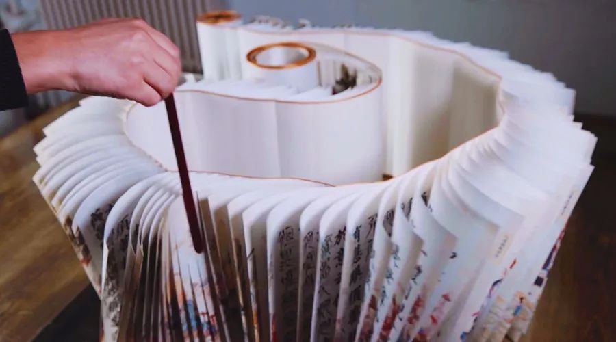 张晓栋没少下功夫 他请教了许多从事书籍文物研究的老师傅 龙鳞装中页