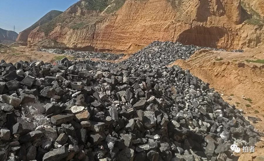 山神沟,靠近西北方向山体的一侧,环保志愿者拍摄的废阴极炭块多个堆点