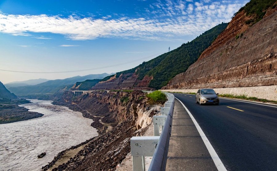 随着沿黄公路的通车,一条兼具生态,观光,旅游,文化,城镇发展诸多功能