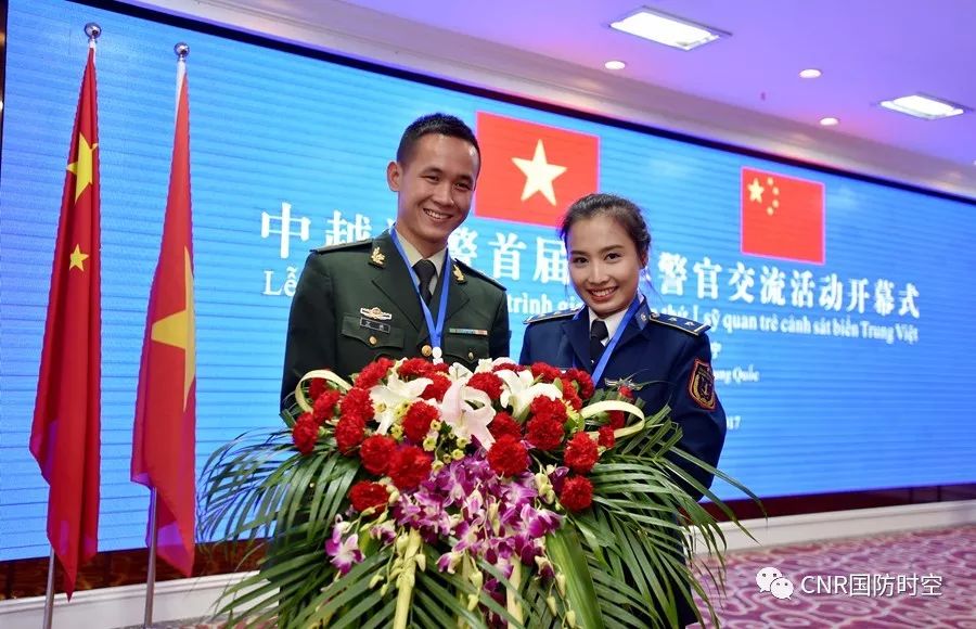 开幕式上,胡劲松总队长代表中国海警局致辞,热烈欢迎越南海警优秀青年