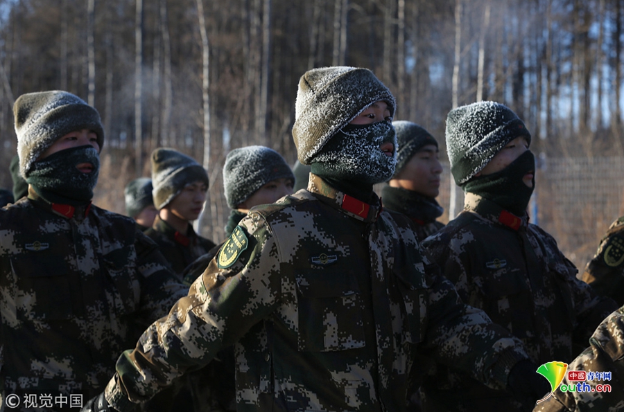 黑龙江黑河:森警官兵-40℃苦练 冰霜遮面如"铠甲兵团"