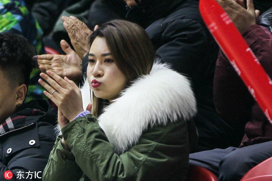 cba新疆vs同曦 李根妻子场边观战嘟嘴卖萌