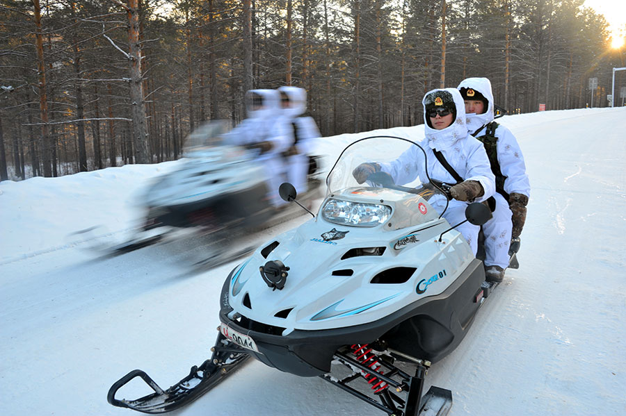 气温零下35摄氏度,指导员曹全兴上尉驾驶着"极地狼"雪地摩托,和他的