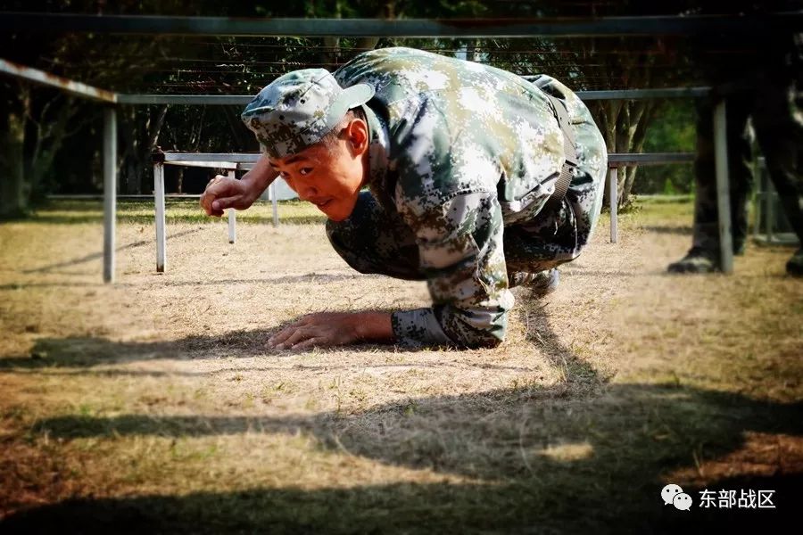 班长说,爬战术的最高境界是"漂"起来,速度极快,通过努力,我感觉快"漂"