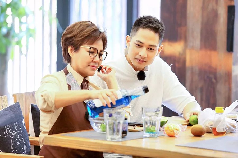 《青春旅社》王源李小璐活力满满跳魔性解压舞 甜蜜轰炸"俘获"人心