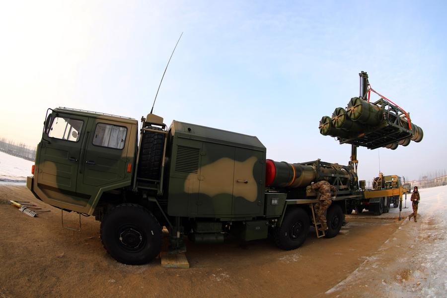 红旗16防空导弹是这样整体吊装的