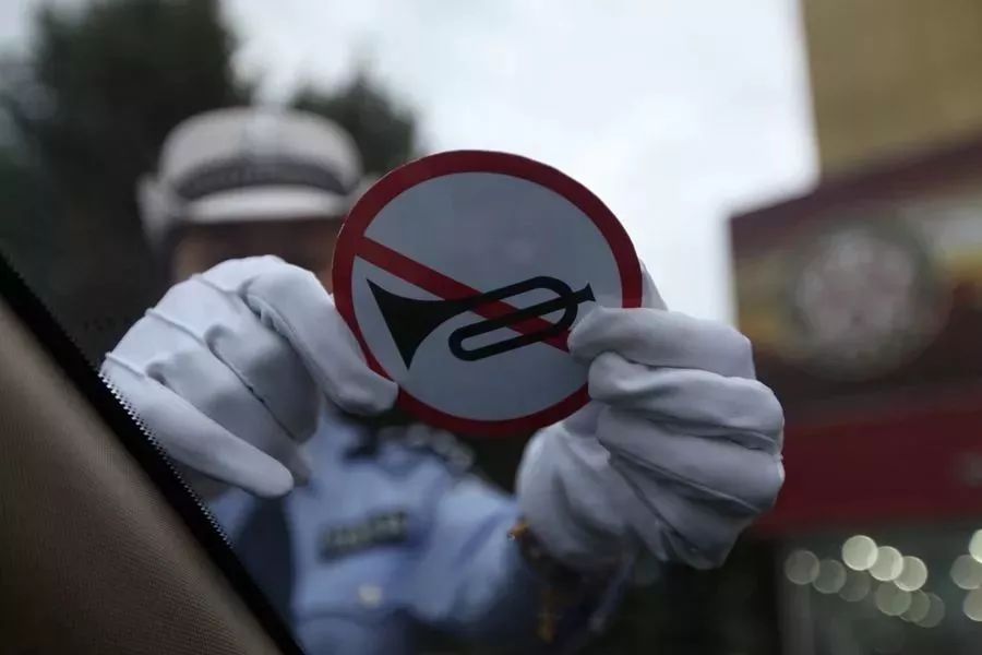 南京司机注意开车玩手机罚50元记2分