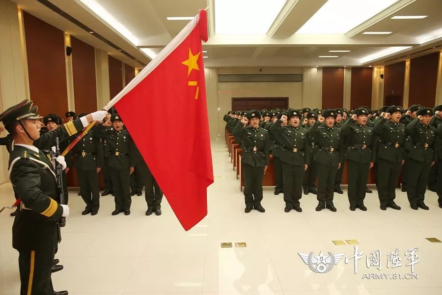 带上新肩章,担当新使命!这个旅选晋士官授衔仪式做得很走心