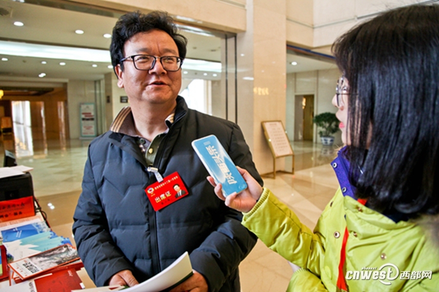 省政协委员张小兵最关注特色小镇建设.