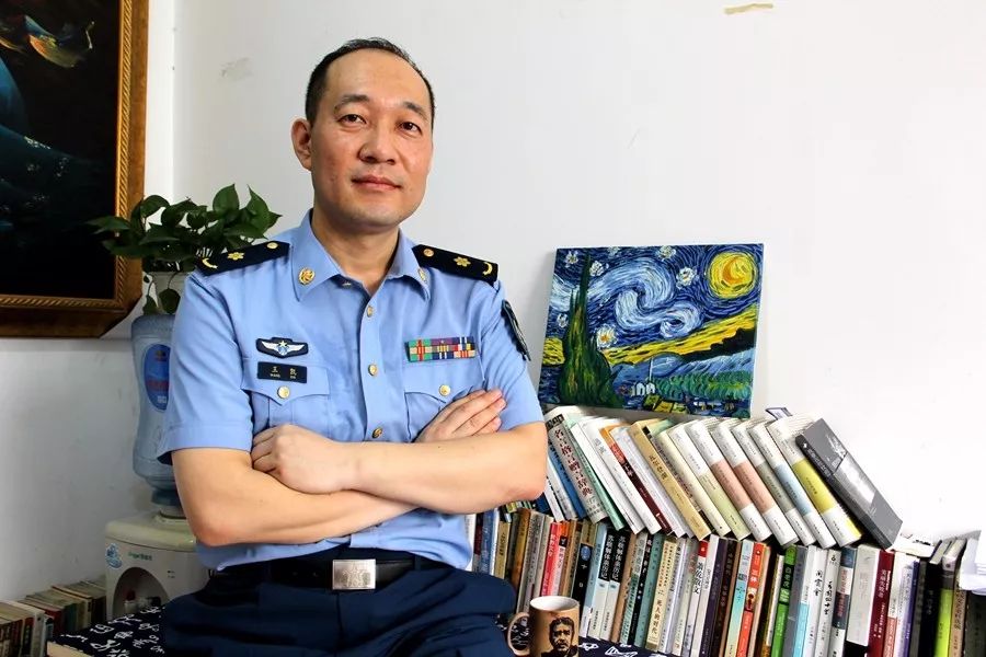 王凯,1975年生于陕北黄土高原,长于河西走廊军营,1992年考入空军工程