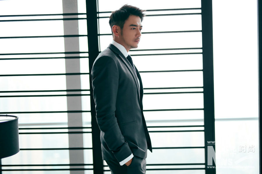 杨烁帅气亮相品牌活动时尚造型尽显精英魅力