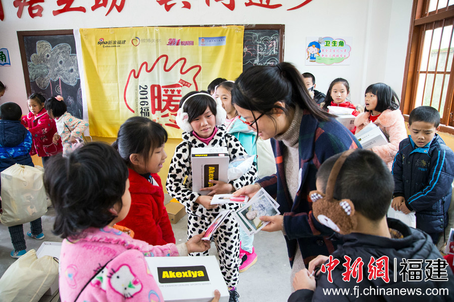 组图志愿者走进宁德山区为贫困学生送去冬日温暖