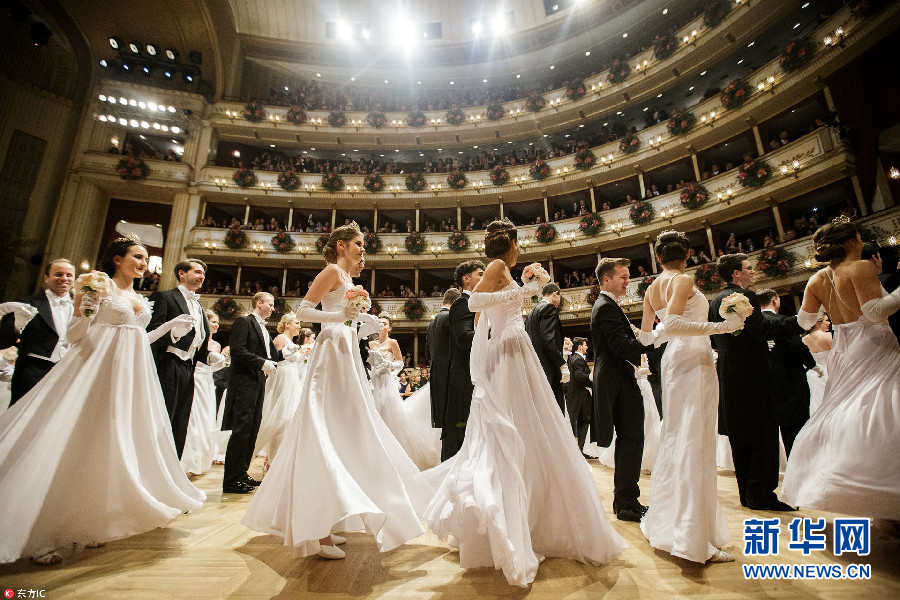 第62届维也纳歌剧院舞会开幕 舞者裙裾翩跹唯美浪漫|维也纳|歌剧院