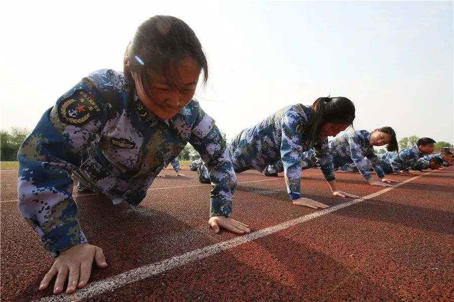 这是春天最美的花她的名字叫女兵