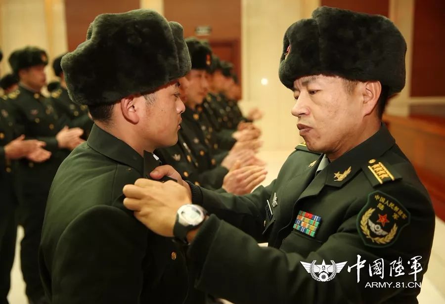 带上新肩章,担当新使命!这个旅选晋士官授衔仪式做得很走心|政治工作部|全体官兵|集团军_新浪军事_新浪网
