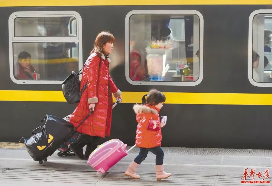 只为离家的方向更近一些 长沙火车站,旅客带着小孩拖着行李小跑上火车