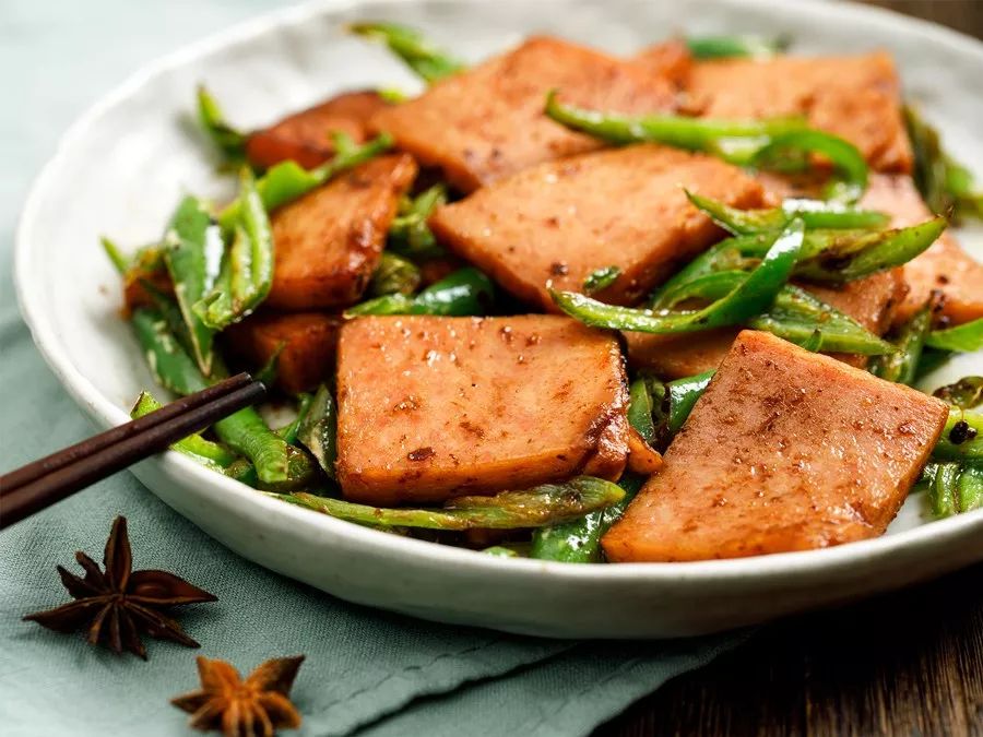 辣椒,豆瓣酱,午餐肉一起炒,那真叫一个香啊!